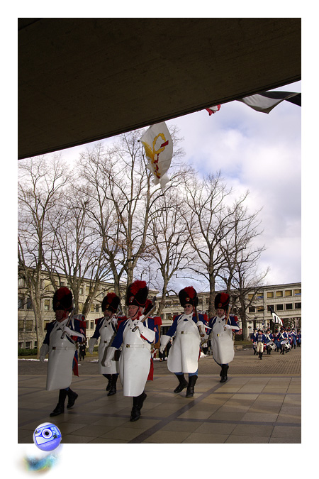 Les Grenadiers arrivent  l'universit ... (C) Mair Photographie