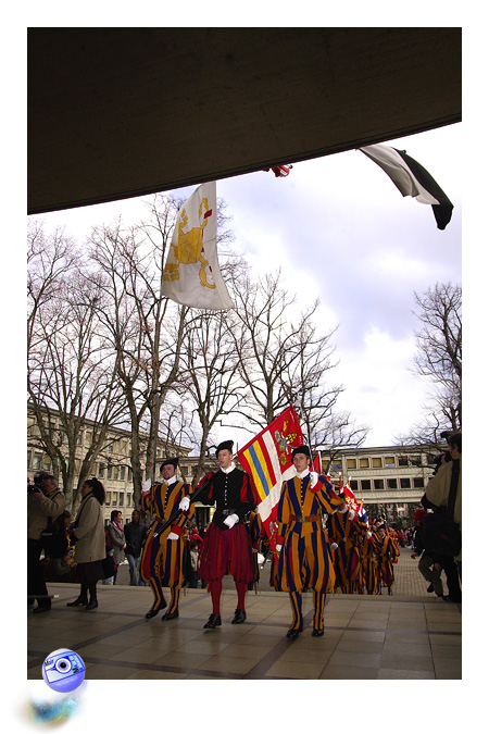 Les gardes, drapeaux en tte ... (C) Mair Photographie