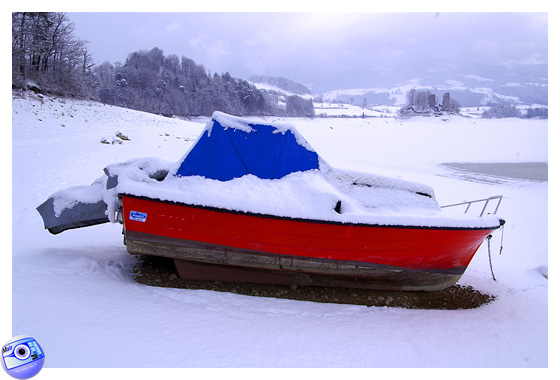 Un bateau rouge se morfond ...