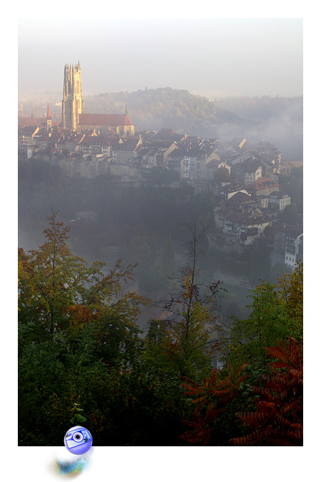 La cit des Zaehringen merge des brumes matinales ... (C) Mair Photographie