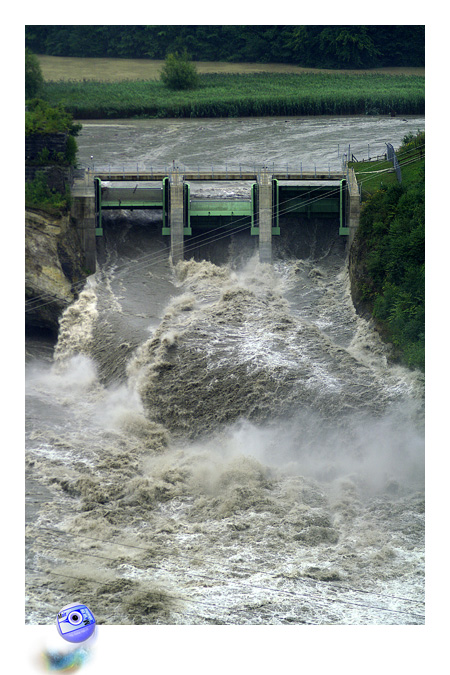Barrage de la Maigrauge, lundi 22 aot 2005, la vanne rive droite en rvision, il faut ouvrir les trois vannes rive gauche pour absorber les 680 m3 d'eau  la seconde ... (C) Mair Photographie