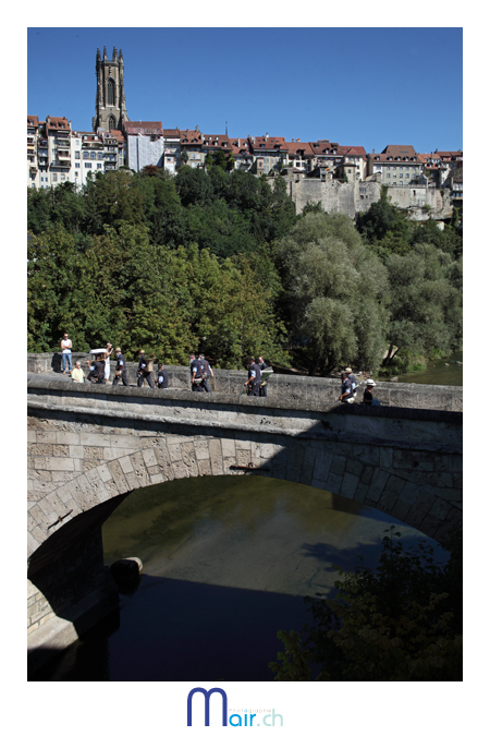 Groupe d'armaillis sur le Pont Saint-Jean  (C) Mair Photographie