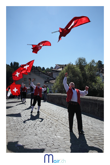 Lanceurs de drapeaux sur le Pont Saint-Jean  (C) Mair Photographie