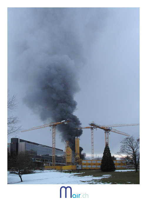 Une paisse fume noire signale le malheur ... (C) Mair.ch