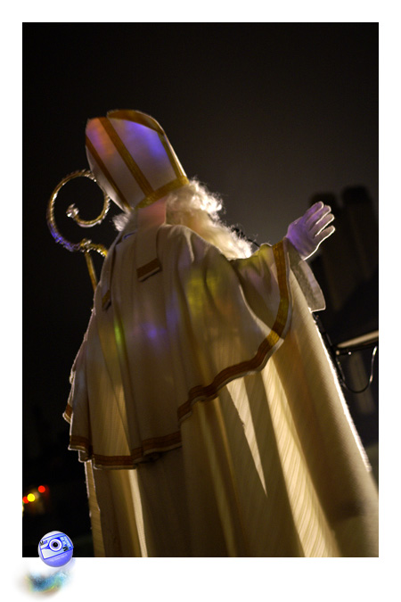 Sur la tour de la cathdrale  son nom, Saint Nicolas commente les vnements de l'anne coule ... (C) Mair.ch